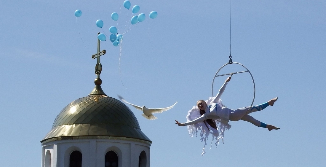 The city of Vitebsk celebrated the 100th wedding anniversary of the Chagalls with airborne acrobats, reenactments, and fireworks.
