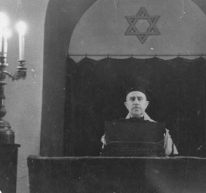 Rabbi Isidore Kahan at bimah in Sephardic Bikur Cholim, Seattle 1939