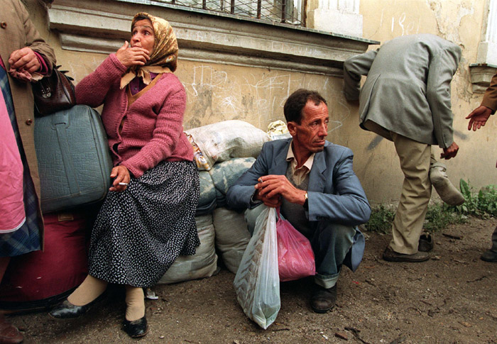 Muslim refugees from Banja Luka arrive in Travnik during the Bosnian War, July 7, 1993. Photo by Mikhail Evstafiev via Wikimedia Commons.