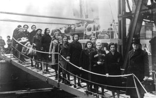 Black and white photo of Polish Jewish refugee children arriving in London
