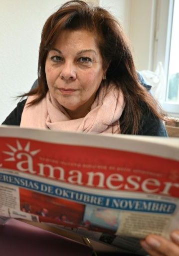 Karen Gerson Sarhon reading el amaneser newspaper