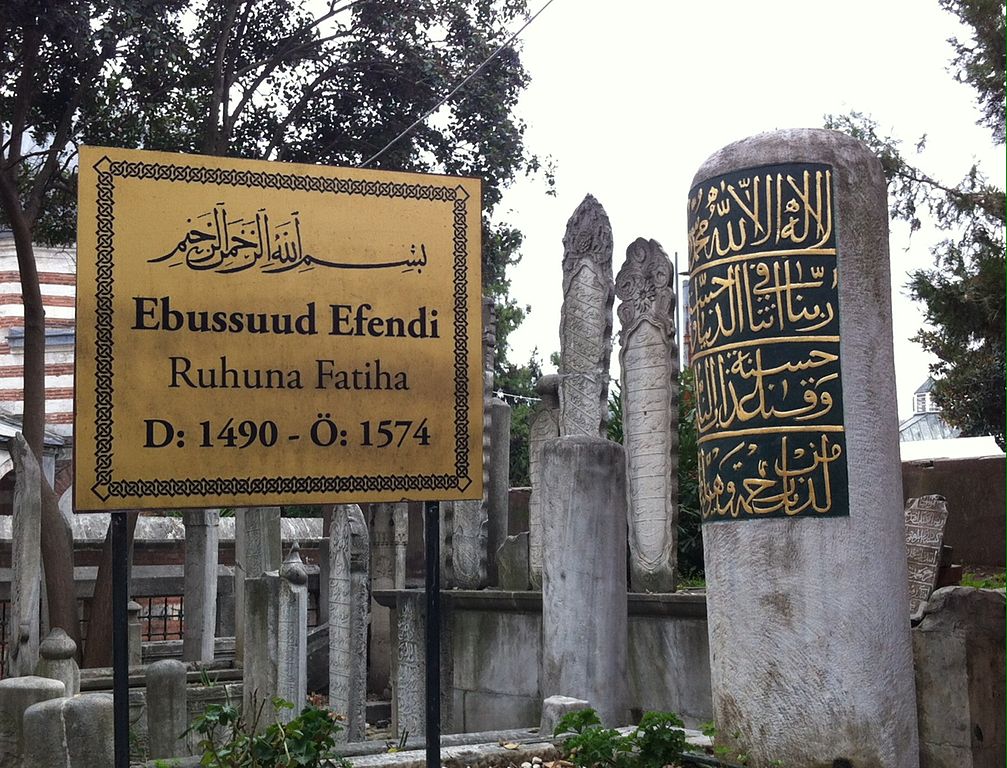 Grand tombstone decorated with golden Arabic calligraphy, with a golden sign reading: "Ebusuud Effendi, Ruhuna Fatiha, D: 1490 - Ö: 1574"